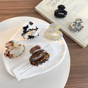 Elegant floral acetate hair claw clips set in oval hollow design for high ponytail