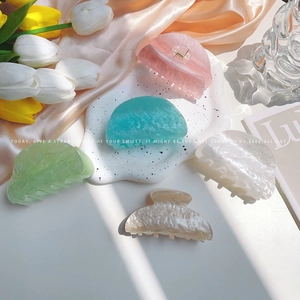 Pack de 5 pinzas para el cabello semicirculares en colores pastel con efecto perla