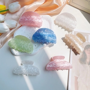 Pinzas para el cabello en mármol pastel con formas de semicírculo y lazo elegantes