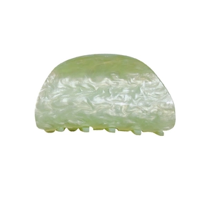 Pinza para el pelo de diseño semicircular verde menta marmoleado con acabado de nácar