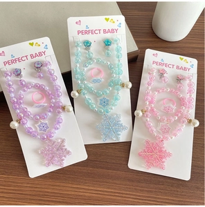 Détail de parures de bijoux flocon de neige pour filles avec colliers et bagues colorés