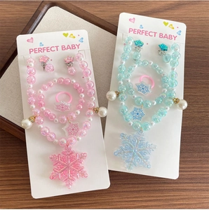 Parures bijoux flocon de neige rose et bleu avec colliers et bracelets sur cartes