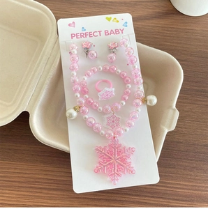 Détail d'un ensemble de bijoux flocon de neige rose pour filles avec collier et bracelet