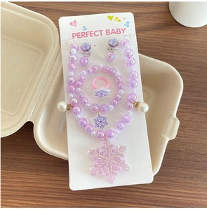 Ensemble détaillé de bijoux princesse violets avec collier bracelet bague et boucles
