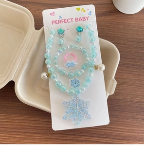 Vue détaillée de la parure de bijoux flocon de neige bleu givré avec collier et boucles