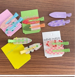 Ensemble de pinces à cheveux colorées avec motifs de fruits sur cartes de vente