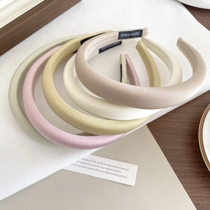 Set di 5 cerchietti imbottiti in raso colori Morandi verde, rosa, giallo e crema