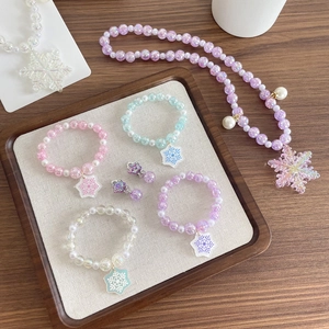 Parure bijoux enfant avec pendentifs flocon, colliers de perles et bracelets