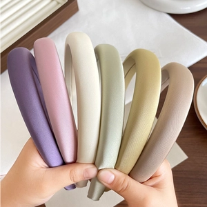 Set di sei cerchietti imbottiti in raso colorato in tonalità pastello per capelli donna
