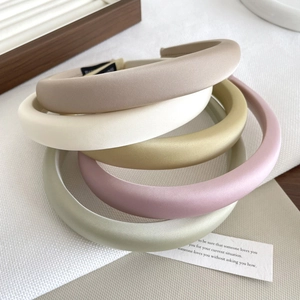Set di cinque cerchietti in raso imbottito in eleganti colori pastello opachi