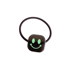 Elastisches Haargummi mit dunkler quadratischer Perle und grünem Smiley-Gesicht-Muster