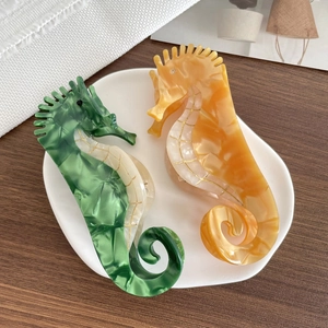 Pinces à cheveux hippocampe créatives avec texture marbrée en vert émeraude et ambre orange