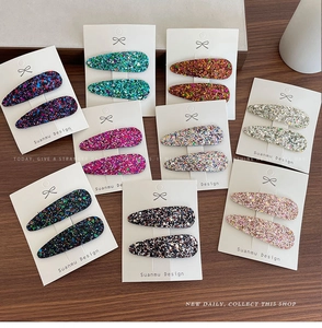 Détail de barrettes BB à paillettes colorées sur cartes avec finition brillante étincelante