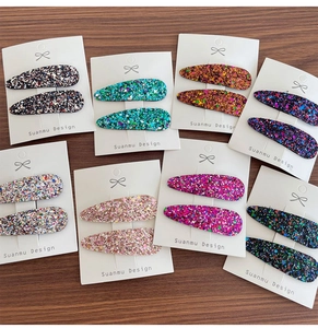 Gros plan de barrettes à cheveux BB à paillettes brillantes en plusieurs couleurs
