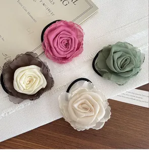 Vue détaillée de quatre chouchous roses en mousseline vintage aux tons poudrés et verts