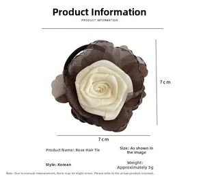 Détail montrant les dimensions de 7cm x 7cm de l'élastique à cheveux rose en tissu