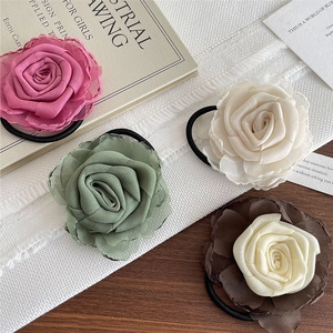 Vue détaillée de quatre chouchous roses en soie élégants en couleurs rétro variées