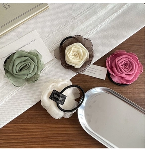 Détail des chouchous roses en organza multicouches en rose poudré, vert et blanc