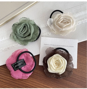 Vue détaillée d'élastiques à cheveux en mousseline avec roses faites à la main en couleurs