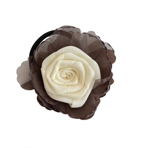Élastique à cheveux vintage rose crème et café avec pétales de satin et mousseline