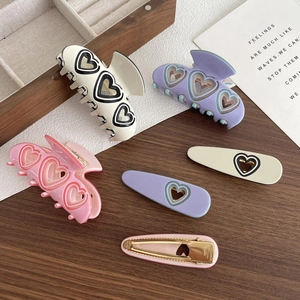Set mit pastellfarbenen Herz-Haarklammern und Haarnadeln in Pink, Lila und Weiß
