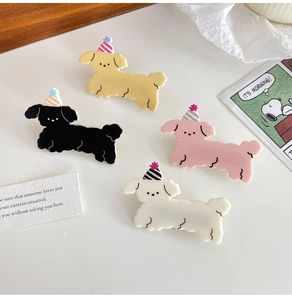 Set di quattro graziose mollette per cani con cappelli da festa in giallo, nero, rosa e bianco