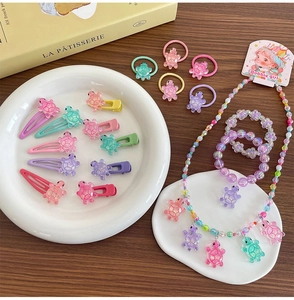 Détail de l'ensemble de barrettes tortue et bijoux en perles colorés pour filles
