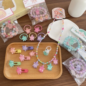 Ensemble de bijoux tortue colorés pour enfants incluant colliers, bracelets et pinces