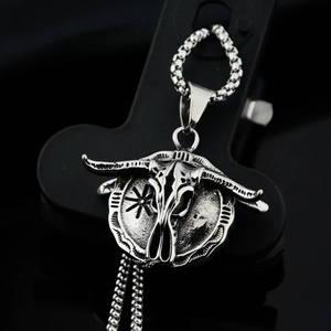 Pendentif crâne d'antilope sur disque solaire avec chaîne en acier titane pour hommes et femmes