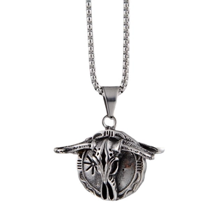 Collier hip hop en acier titane avec pendentif crâne de taureau argenté sur fond blanc pur