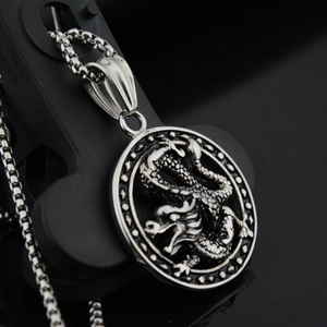 Collier en acier inoxydable avec pendentif relief dragon et chaîne à mailles carrées unisexe