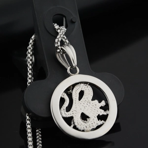 Pendentif dragon rond en acier inoxydable poli avec chaîne maille boîte sur fond noir