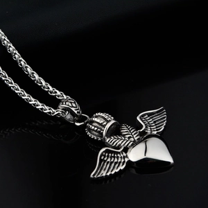Makroaufnahme des Gothic-Kronen-Flügel-Herz-Anhängers in Vintage-Silber mit Kette