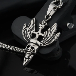 Collier Gothique Vintage en Acier au Titane avec Pendentif Crâne et Ailes Punk Effet Vieilli Couronne Croix Bijoux
