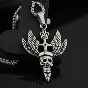 Collier tête de mort en acier inoxydable avec ailes et couronne de style gothique