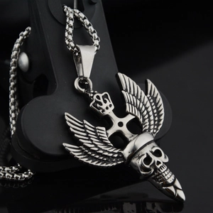 Collier gothique en acier titane avec crâne, ailes et croix couronne sur chaîne