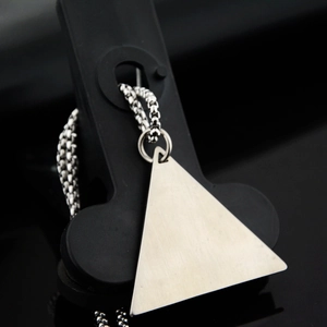 Collana minimalista in acciaio inossidabile con pendente a triangolo e catena box