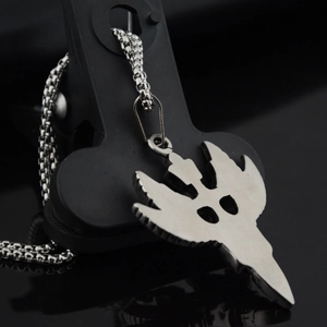 Collier en acier titane avec pendentif aile et bouclier sur chaîne vénitienne robuste