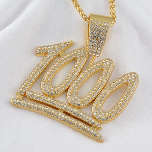 Collar hip hop bañado en oro con un colgante del número 100 incrustado de pedrería