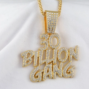 Collana dorata stile Iced-out con ciondolo 30 BILLION GANG e piccoli strass bianchi
