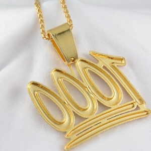 Colgante de oro hip hop con el número 001 y detalle de corona en cadena de metal