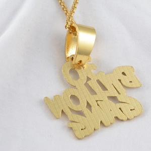 Collana hip hop Million Girls placcata oro con finitura superficiale in metallo spazzolato