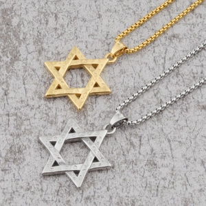 Colliers avec pendentif étoile hexagramme en acier or et argent sur fond pierre
