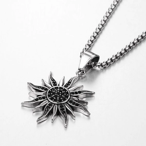 Vue détaillée du pendentif soleil avec cristaux noirs et chaîne en acier inoxydable