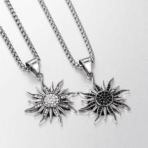 Détail de pendentifs tournesol en argent sertis de pierres noires et blanches polies
