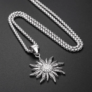 Collier pendentif soleil hip hop avec cristaux brillants et chaîne en acier durable