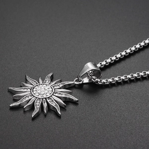 Détail macro du collier pendentif soleil hip hop orné de zircons brillants sertis