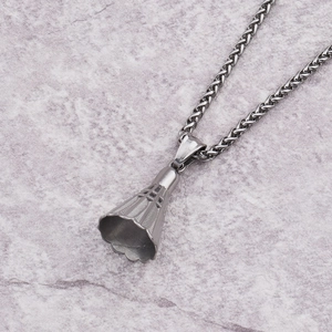 Collier avec pendentif volant de badminton en acier titane et chaîne torsadée
