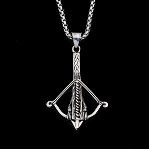 Vue détaillée d'un pendentif arbalète en acier titane argenté au design rétro vintage