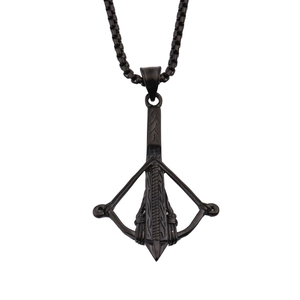 Détail du pendentif arbalète sur chaîne box en acier inoxydable noir style hip-hop